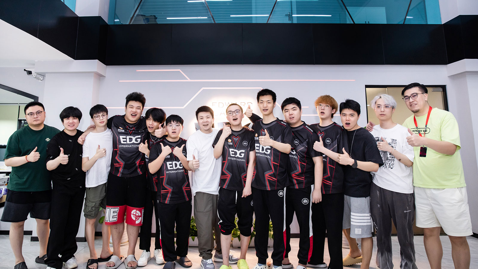 Edward Gaming First Chinese Team To Qualify For Champions One Esports