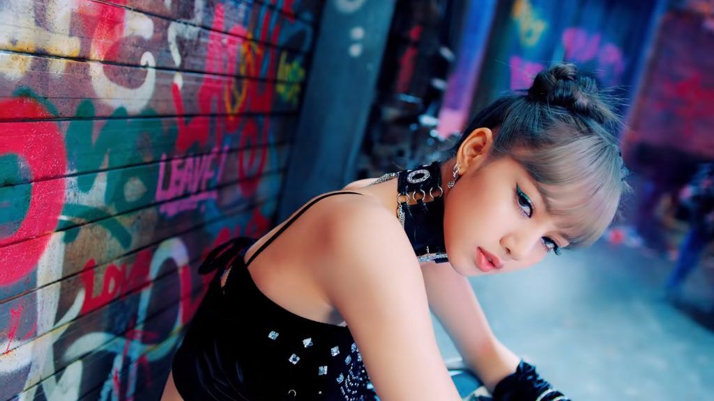 Blackpink Lisa en un video musical de K-pop