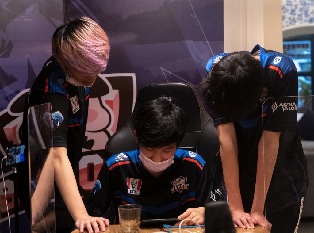 Bacon Time Moowan cheers for their fellow Thai team, dtac Talon Arena of Valor, bacon Time, AWC 2021