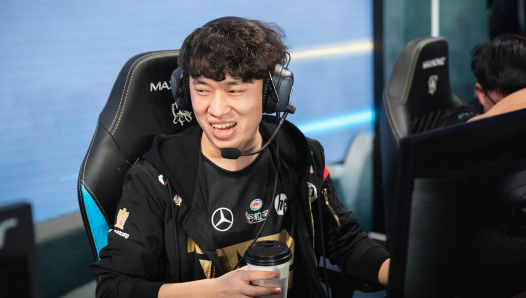 League of Legends professional player Xiaohu from Royal Never Give Up is one of the top laners to watch out for at Worlds 2021.