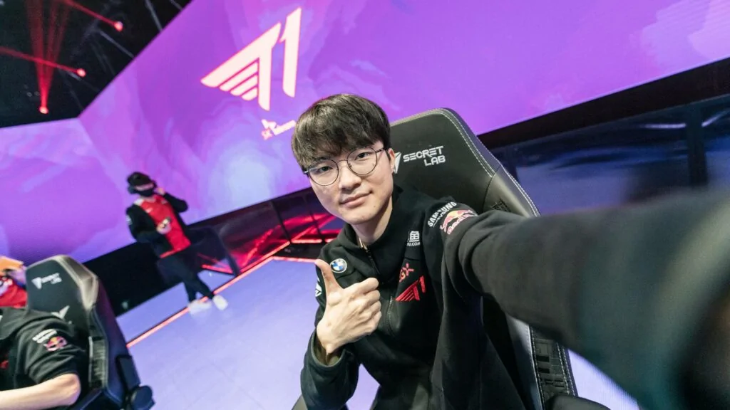 Tryndamere on X: Faker streaming on Twitch with ~200k viewers.  #LeagueOfLegends  / X