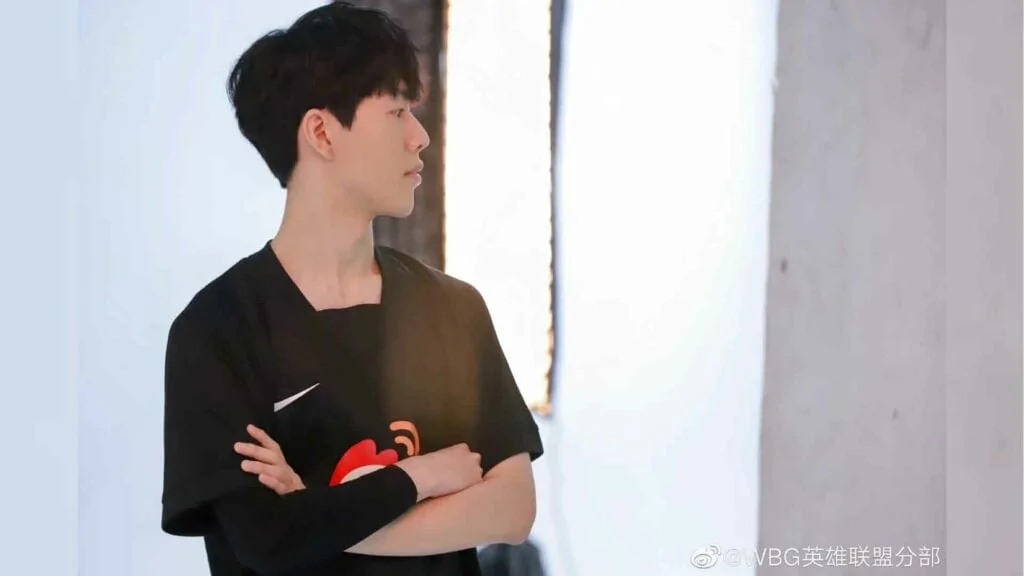 Weibo Gaming's top laner TheShy posing with his arms crossed