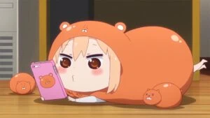 Umaru-chan using her mobile phone