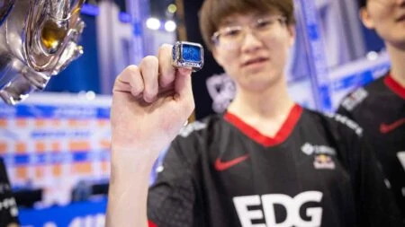 Edward Gaming's support Meiko with 2021 World Championship Ring