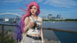 Seraphine cosplayer takes you out on a date around Shanghai ONE