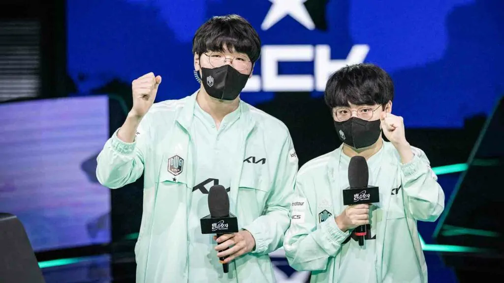 DWG KIA support player Kellin and mid laner ShowMaker at LCK Summer 2022