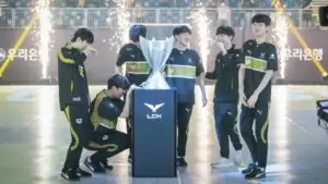 Gen.G LoL team and the LCK trophy after winning LCK Summer 2022 finals