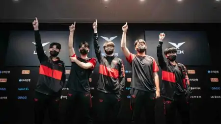 T1 posing with the one pose at LCK Summer 2022 playoffs
