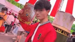 Can you cosplay a real person? Fan does Faker cosplay of Faker cosplaying Ryze - ONE Esports (Picture 4)