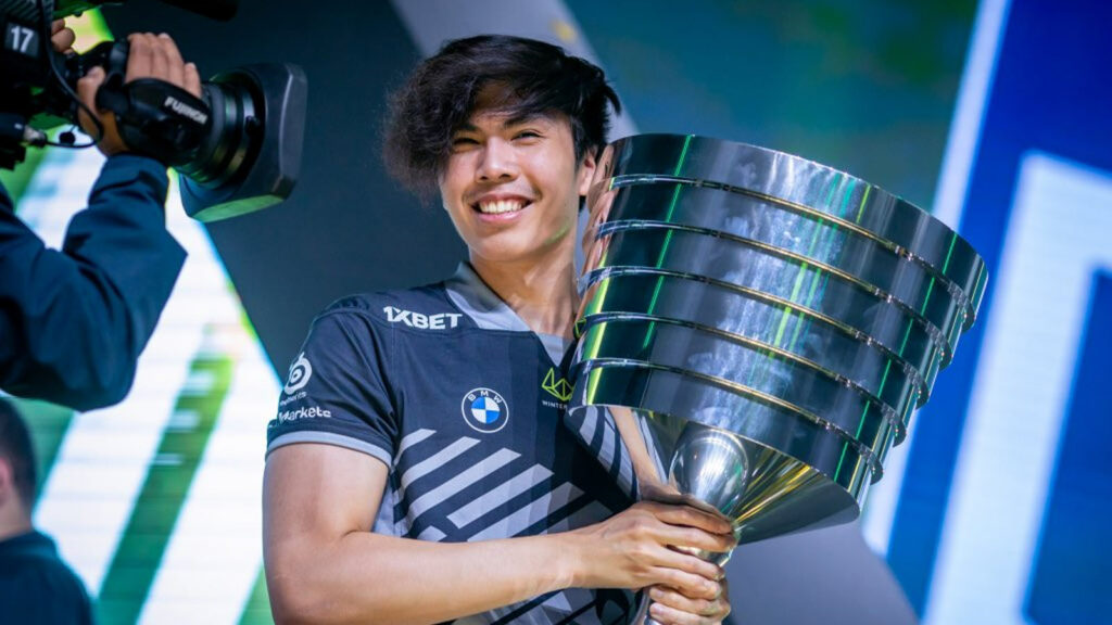 OG Taiga sosteniendo el trofeo ESL One Stockholm Major