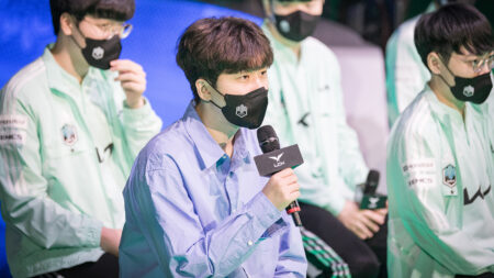 League of Legends DWG KIA Daeny holds a mic during press conference