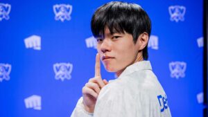 DRX Deft posing at Worlds 2022