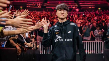 T1 Faker at Worlds 2022 semifinals high-fiving the crowd