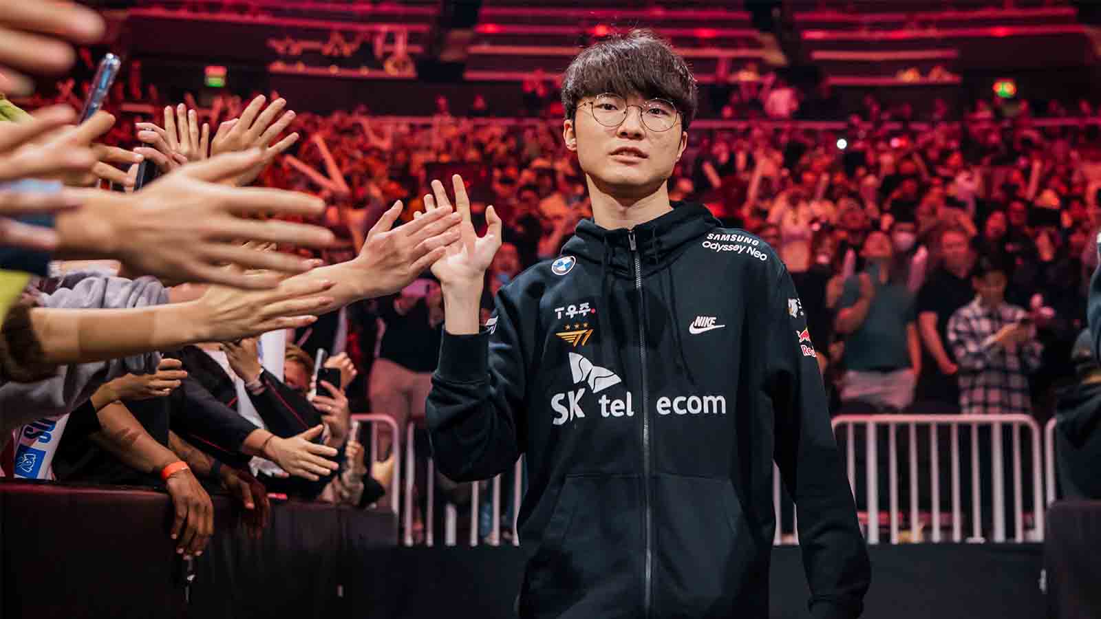 Picture of T1 + Faker won Esports Photograph of the Year : r/leagueoflegends