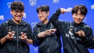 T1 Gumayusi, Zeus, and Keria posing hilariously at Worlds 2022