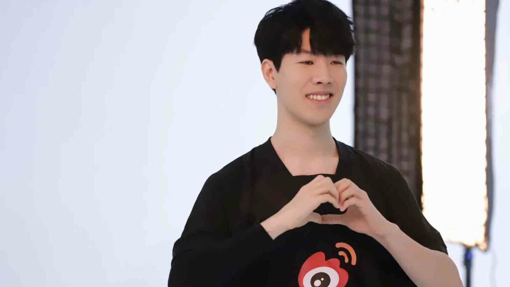 Weibo Gaming's top laner TheShy making a heart shape with his hands
