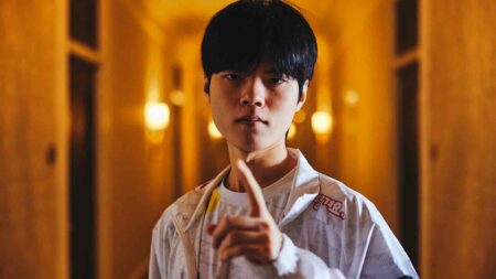 DRX Deft at Worlds 2022 pointing a finger in photoshoot