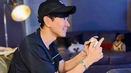 JJ Lin using PS5 controller to play games