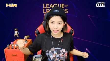 Jeon Soyeon from (G)I-DLE streaming League of Legends