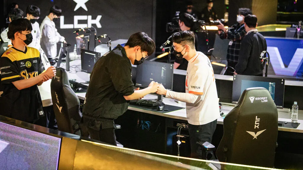 League Of Legends Hanwha Life Esports' Kingen shaking hands post-match with Liiv Sandbox at LCK Spring 2023