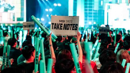 Penonton di MSI 2022 di Busan Holding Up Take Notes Sign