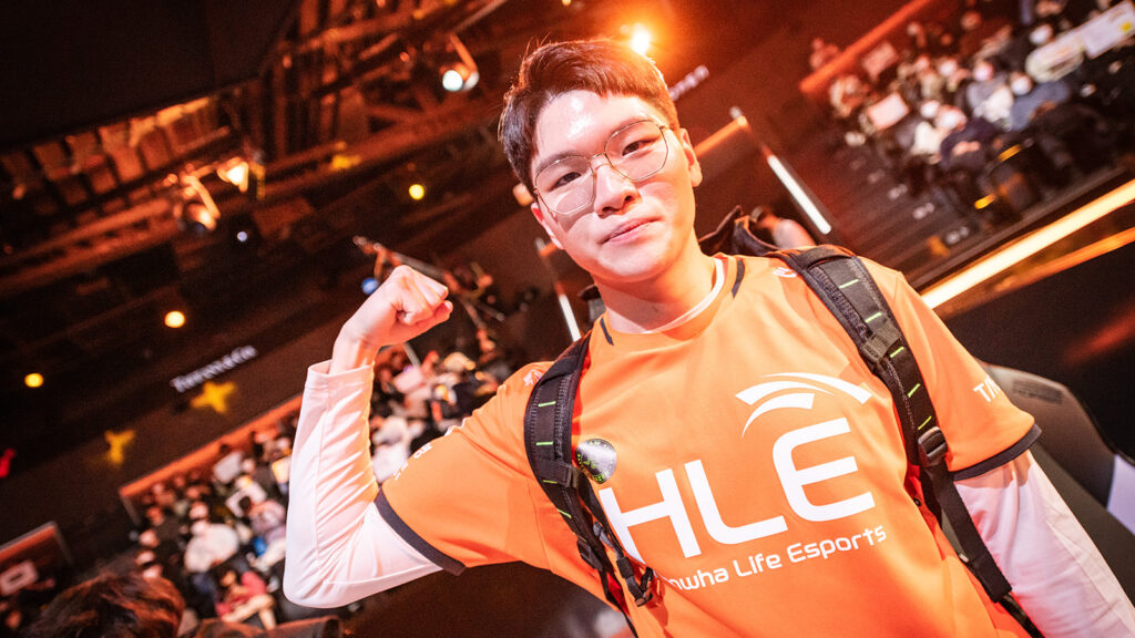 League of Legends Hanwha Life Esports Kingen posa para la cámara LCK Spring 2023