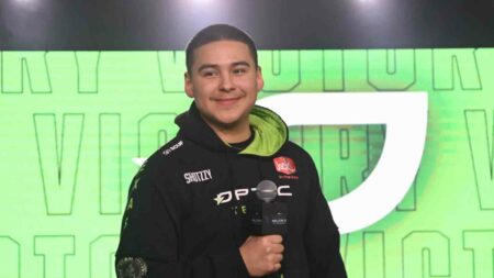 OpTic shotzzy holds mic on stage for CDL