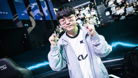 Dplus KIA ShowMaker holding up his fists in 2023 LCK Spring
