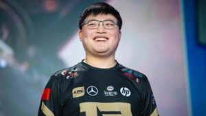 RNG Uzi at MSI 2018 smiling on stage