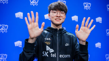 T1 Faker shows his hands at Worlds 2022