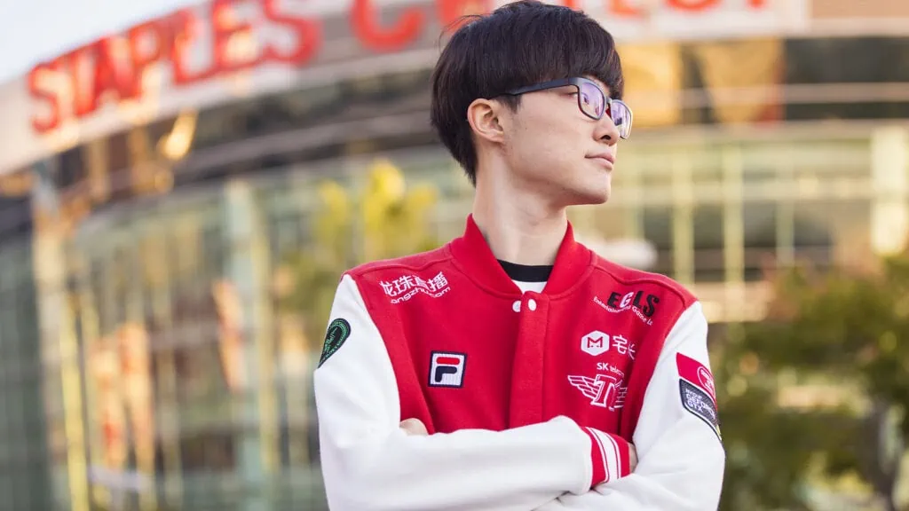 Faker in front of Staples Center during Worlds 2016