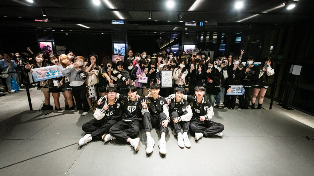 League of Legends Gen.G se encuentra con sus fans después de su partido de playoffs