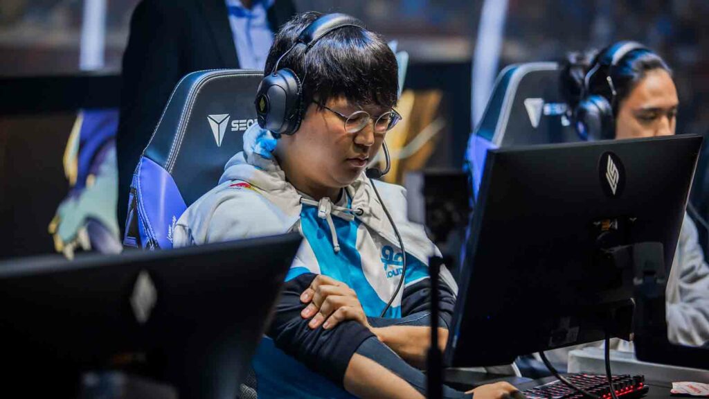 Cloud9 EMENES gripping his arm during the LCS Spring 2023 finals 