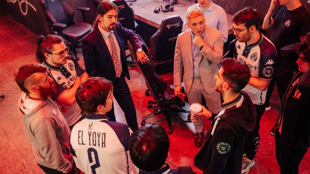 MAD Lions Mac habla con el equipo en la etapa de soporte de MSI 2023