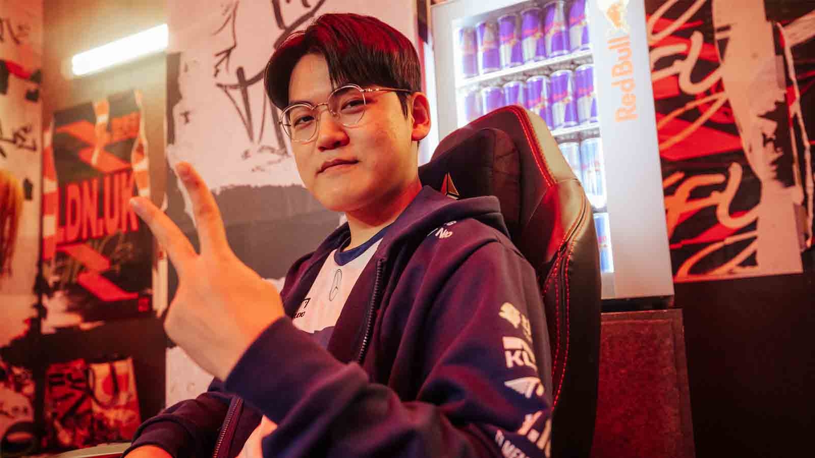 T1 Gumayusi posing with V sign at MSI 2023 bracket stage day 2