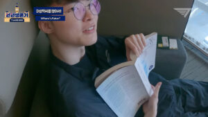 The world’s best League of Legends player is also a big bookworm — what’s he reading? - ONE Esports (Picture 3)