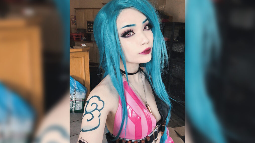 Panic! Emiru's Jinx cosplay is here to make an explosion