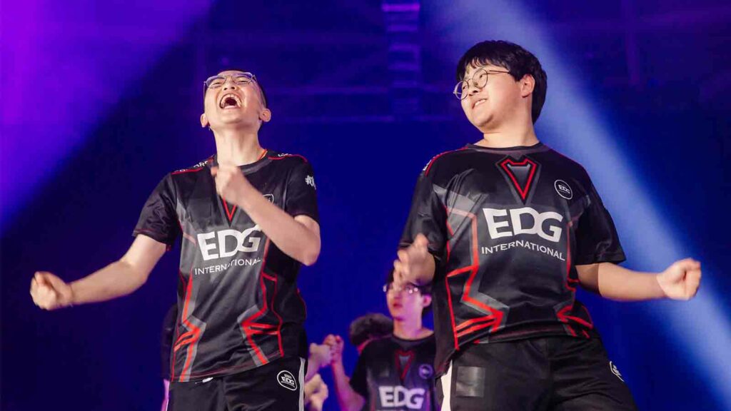 Zheng "ZmjjKK" Yongkang (izquierda) y Wan "CHICHOO" Shunzhi de EDward Gaming reacciona en el escenario después de ganar la fase de grupos de VALORANT Masters Tokyo en Tipstar Dome Chiba el 13 de junio de 2023 en Tokio, Japón