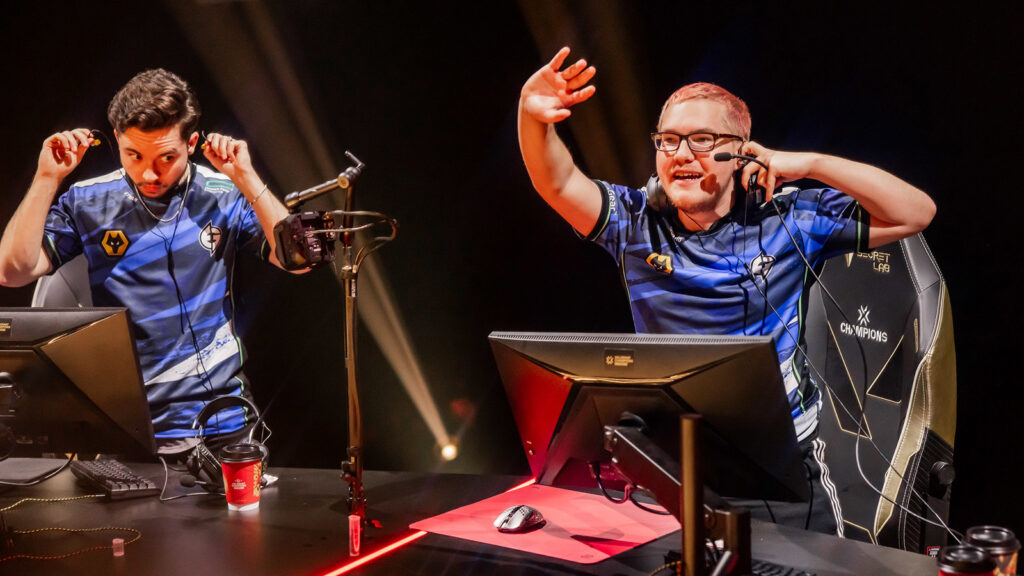 Ethan "Ethan" Arnold (izquierda) y Kelden "impulso" Pupello de Evil Geniuses reacciona en el escenario después de su victoria sobre EDward Gaming durante el escenario de los Playoffs de Los Ángeles de VALORANT Champions en el Shrine Expo Hall el 17 de agosto de 2023 en Los Ángeles, California