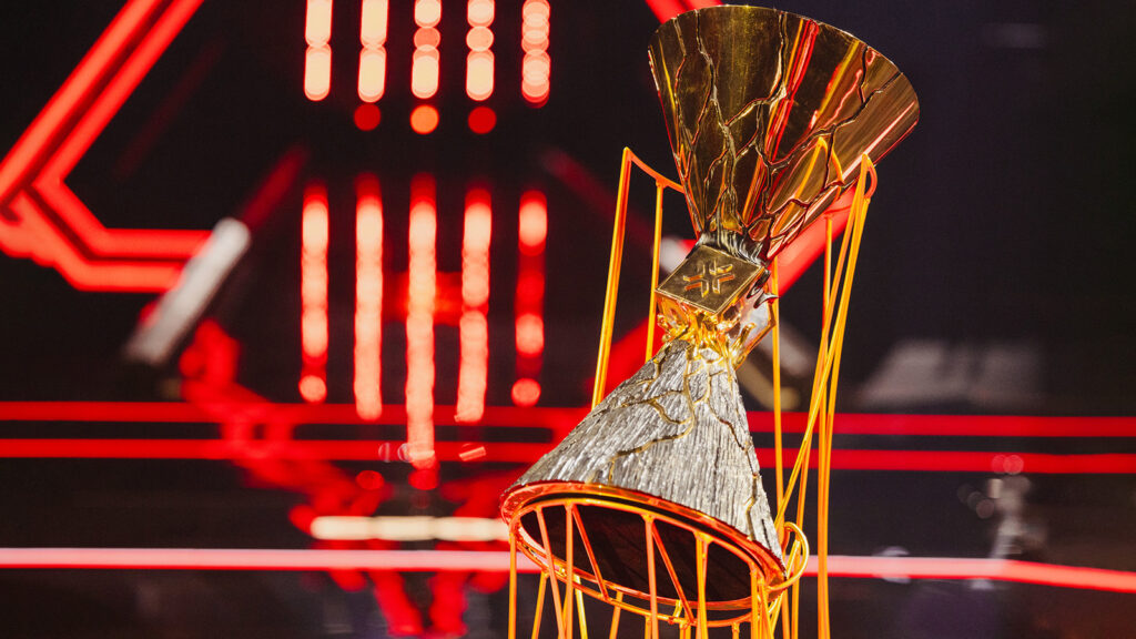 Una vista del Trofeo de la Gran Final de VALORANT Champions Los Ángeles en exhibición en el Kia Forum el 25 de agosto de 2023 en Los Ángeles, California