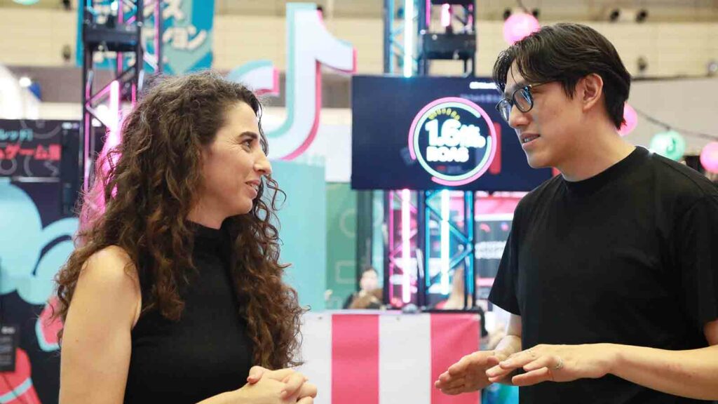 Maayan Kotler, directora de Gaming APAC, Global Business Solutions, TikTok, habla con Langer Lee, director global de contenido de juegos en Tokyo Game Show 2023