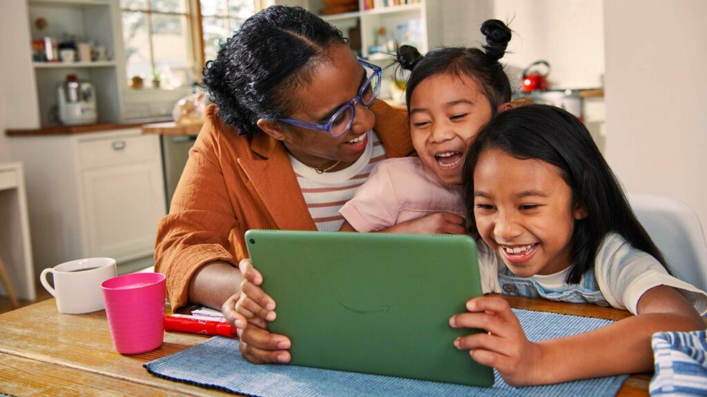 Una familia de tres personas usando Amazon Fire HD 10, una de las mejores tabletas a la venta durante las rebajas de Amazon Prime Day 2023