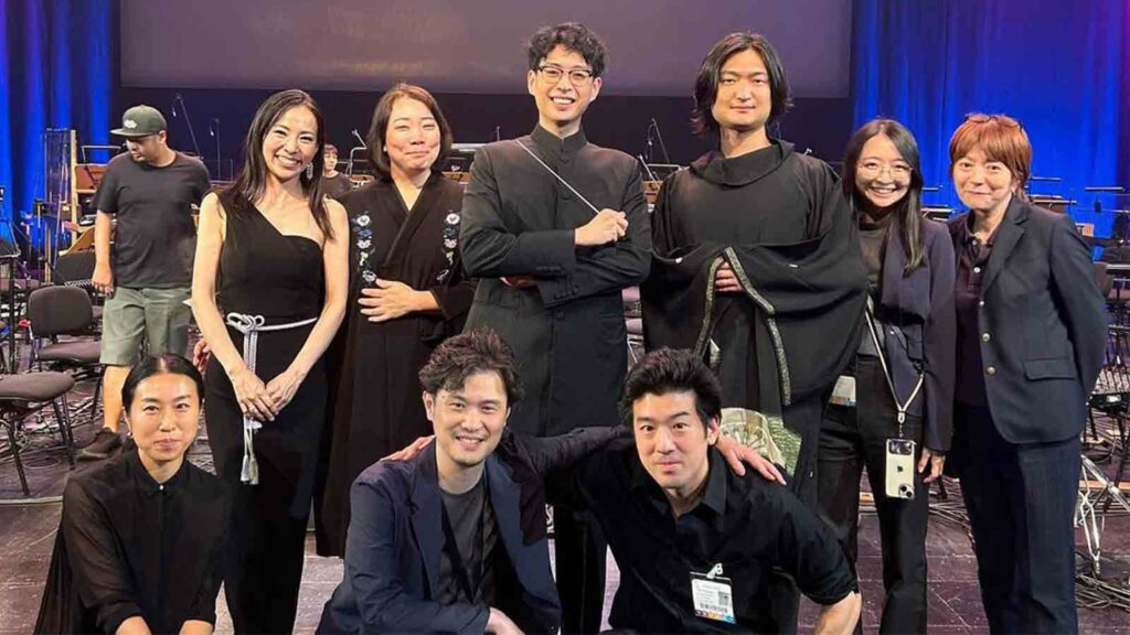 Director Thanapol Setabrahmana y solistas del Concierto Genshin 2023 en la Explanada de Singapur
