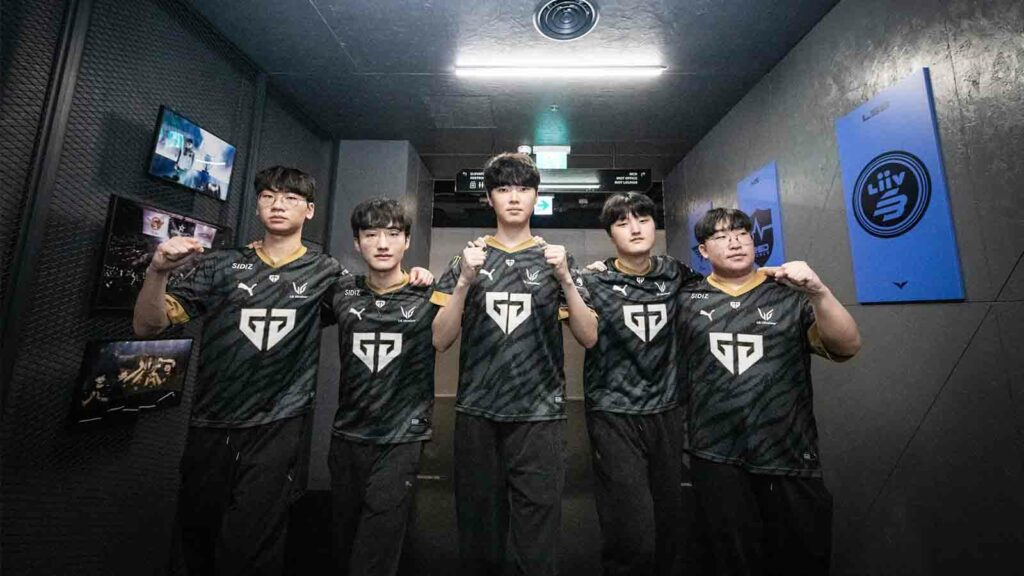 Gen.G celebrating after their round 2 LCK Summer 2023 playoffs win by posing in the hallway of LoL Park