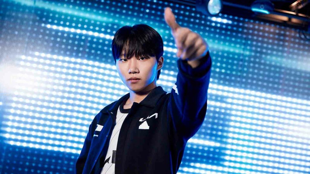 kim "Presente de no poder" Chang-dong de Dplus posa en el escenario suizo del Campeonato Mundial League of Legends 2023 el 26 de octubre de 2023 en Seúl, Corea del Sur.