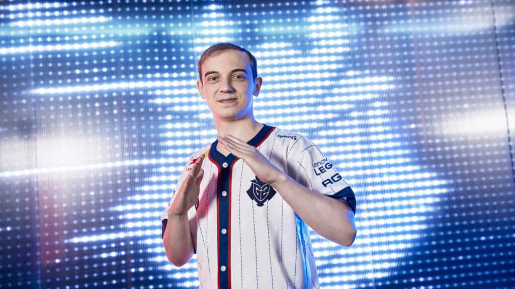 rasmus "Tapas" Borregaard Winther de G2 posa en el escenario suizo del Campeonato Mundial League of Legends 2023 el 26 de octubre de 2023 en Seúl, Corea del Sur.