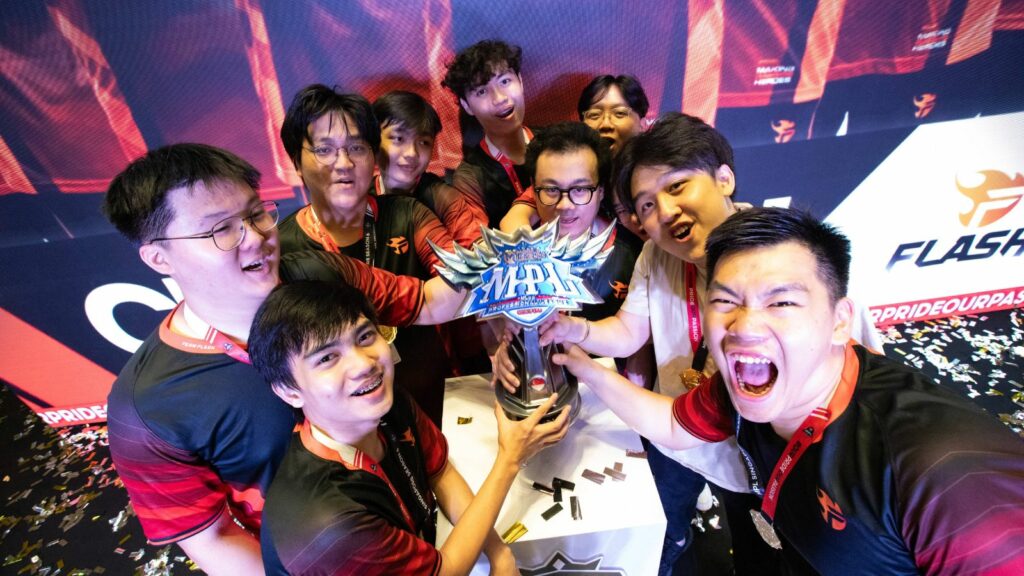 Miembros del Team Flash sosteniendo el trofeo del campeonato de la temporada 6 de MPL SG