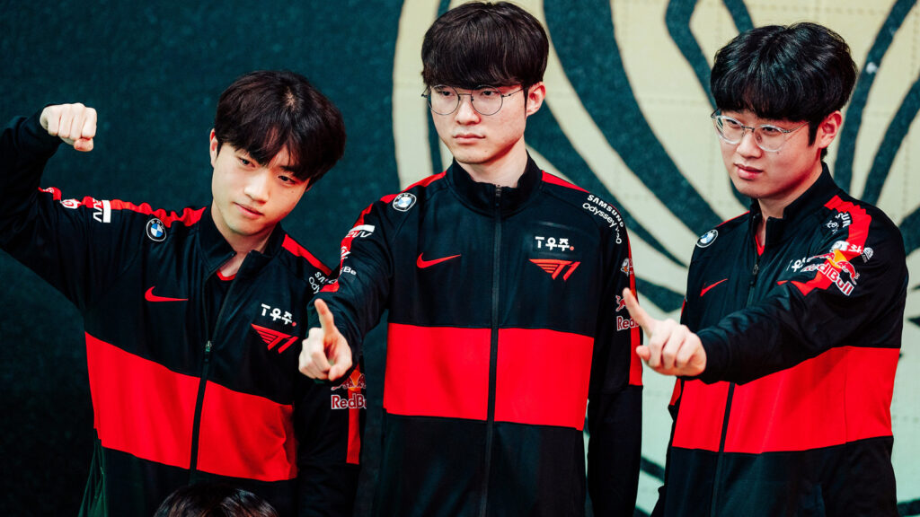 (de izquierda a derecha) Ryu "Keria" Min-seok, Lee "mas falso" Sang-hyeok y Choi “Zeus” Woo-je de T1 posan en la etapa de grupos por invitación de mitad de temporada de League of Legends el 15 de mayo de 2022 en Busan, Corea del Sur.