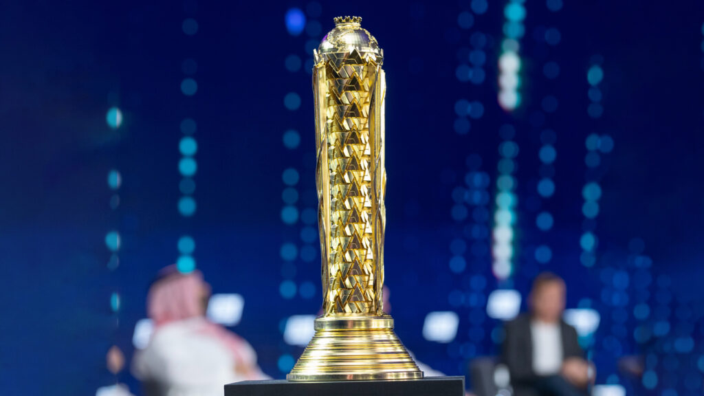 Modelo de trofeo de la Copa Mundial de Esports 2024 compartido por EWCF en las redes sociales