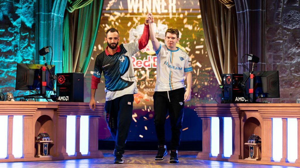 MarineLorD (derecha y TheMista (izquierda), campeón y subcampeón de Age of Empires IV, respectivamente, durante el Red Bull Wololo Legacy en 2022
